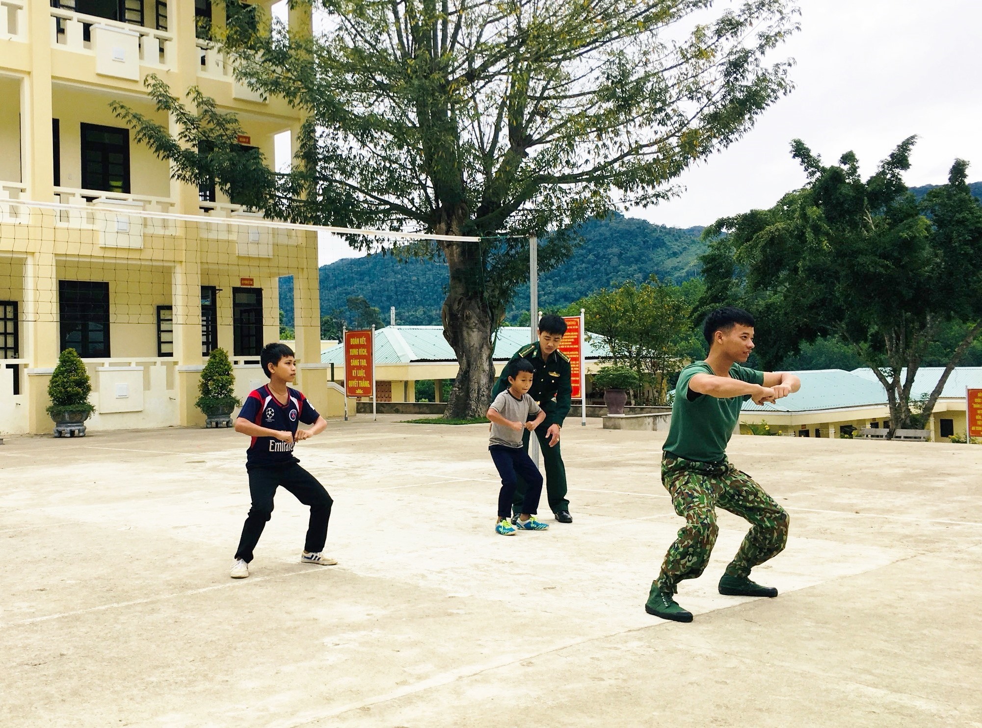 Con nuôi Đồn Biên phòng La Êê